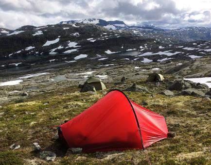 På andre partier flyter elva rolig og danner stille loner, som om vannet tar en hvil før det kaster seg ut for neste avsats.