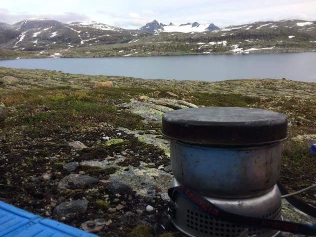 Morgen og det trommer og river fortsatt i teltduken. Bare å kle seg godt og legge ut på jobb.