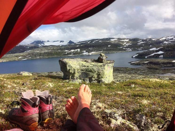 Vi vandrer i mange timer og når Nørstedalsseter i skumringen. Der blir vi møtt med en varm velkomst av både Marits dugnadsgjeng og vertskapet på Nørstedalsseter.