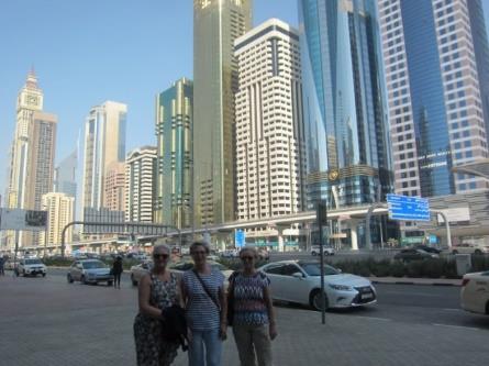 Dubai er et emirat i den føderale republikken De forente arabiske emirater. Landet er muslimsk, og som turister er det viktig å vise respekt ved bl.a. å kle seg tekkelig og å oppføre seg anstendig.