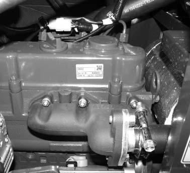 Beskrivelse av gravemaskinen Motornummer Motornummeret (1) er klistret fast på ventillokket på motorblokken.