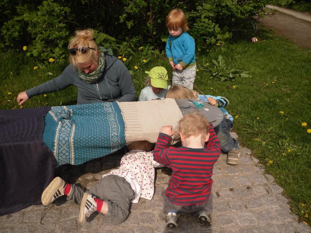 det måtte være krokodiller Et par ganger reparerte de skadene og sydde det sammen igjen, men «dyrene» ville ikke gi seg så en dag var hele teppet borte.