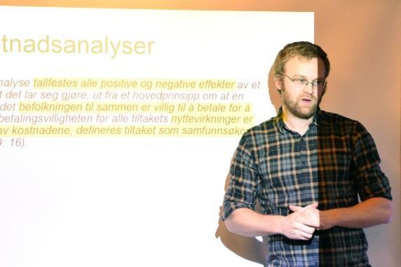 Stefan Flügel, forsker ved TØI, gav oss en innføring i nytte-kostnadsanalyser og drøftet måling av helsegevinst. Axel N.