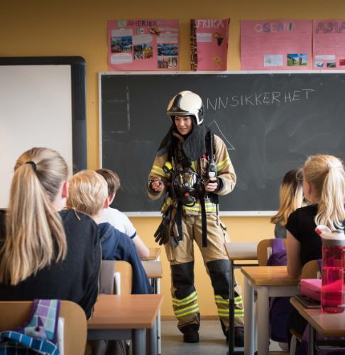 Ny utdanning Hva Fagskole for utdanning av heltidsmannskaper Bedre og mer fleksibel utdanning for deltidspersonell Lederutdanning på høyskolenivå Hvorfor Kompetanse for fremtidens ansvar og oppgaver