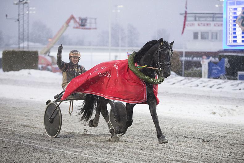 GRATIS INNGANG Nr 25/2017 Kr 25 Varmingsinfo fra Ole onny Solberg ERKEANEN acob Meyers pokalløp H.M. Kongens pokalløp Foto: Hesteguiden.com Yarrah okos æresløp www.bjerke.no Lørdag 1. april - 1.