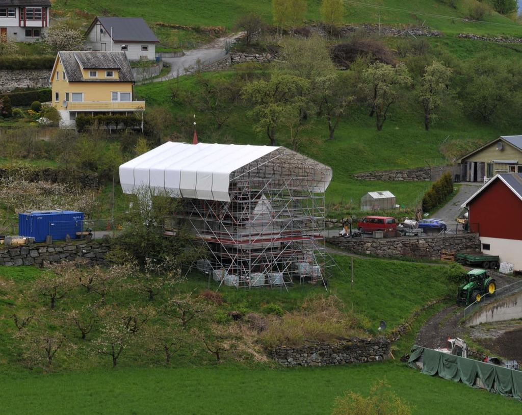 Stavkyrkjeprogrammet: Kyrkja slik ho stod under arbeidet med taket. Foto: Dagfinn Rasmussen, Riksantikvarens arkiv.