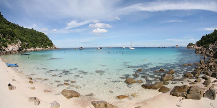 Phuket Lei seilbåt/katamaran ved Phuket En seilferie ved Phuket foregår i en skjønn og eksotisk del av verden - med henrivende landskaper og avslappende seilas.