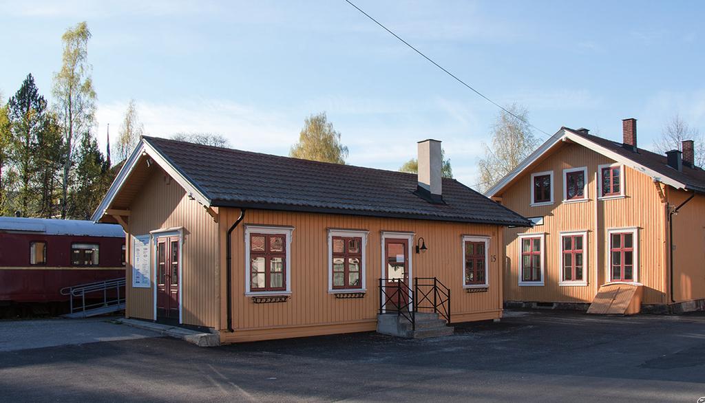 SLUTTEN NÆRMER SEG Konkurransen fra bilene ble etter hvert merkbar, både for tog og skip. Turistene sviktet, og trafikken avtok.