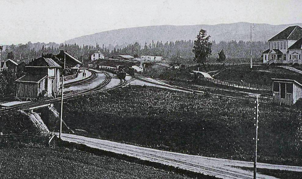 ENDTE SOM SPIKER I oktober 1929 vedtok generalforsamlingen å legge ned banen på strekningen Iledalen- Svangstrand. Det var begynnelsen på slutten. Fra 23. oktober 1932 var det full stans.