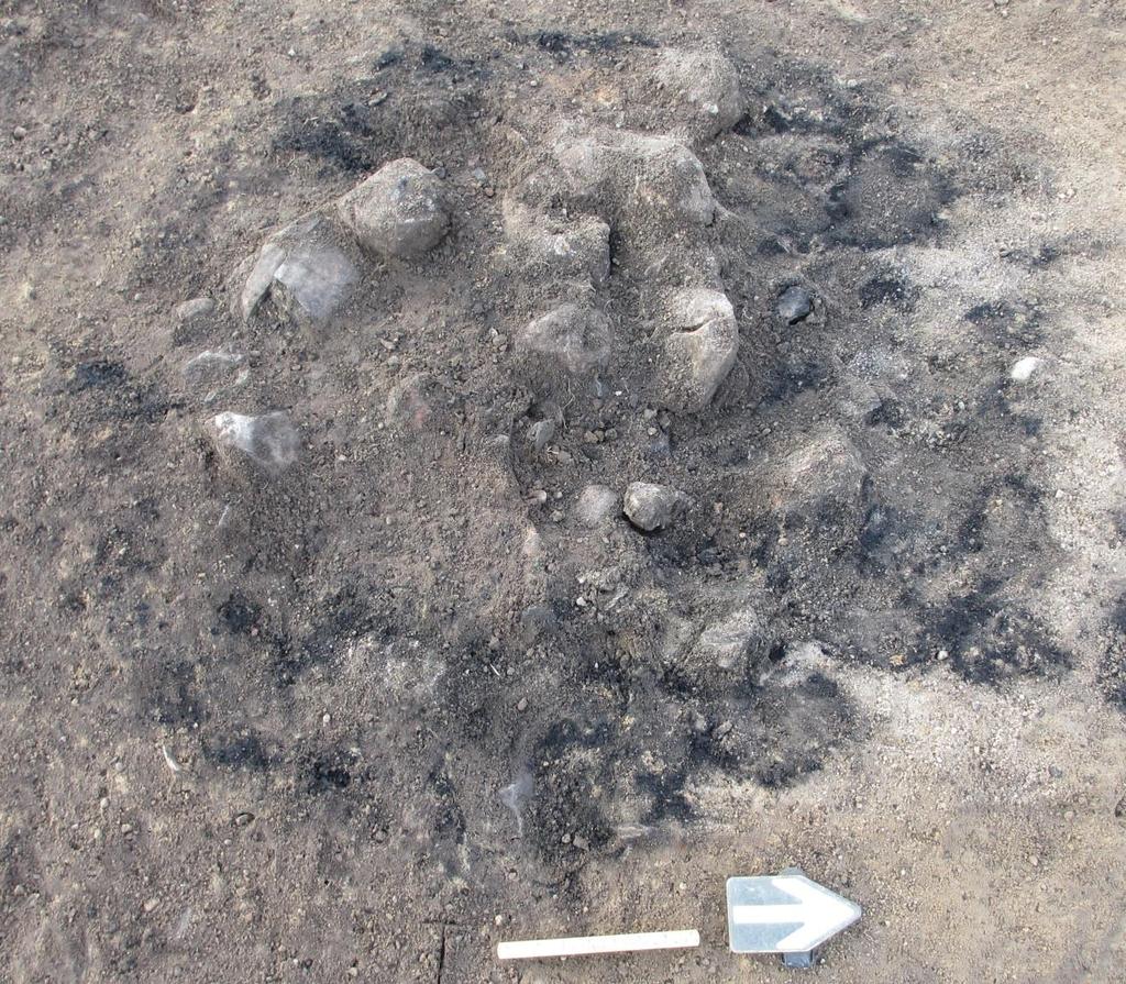 I A1 vart det òg funne ein del keramikk, så denne vart heilt tømt under utgravinga. Det resulterte i 50 skår og bitar av grovmagra brukskeramikk. A2 og A3 vart datert til 40 f. Kr. til 80 e. Kr., og 90 f.