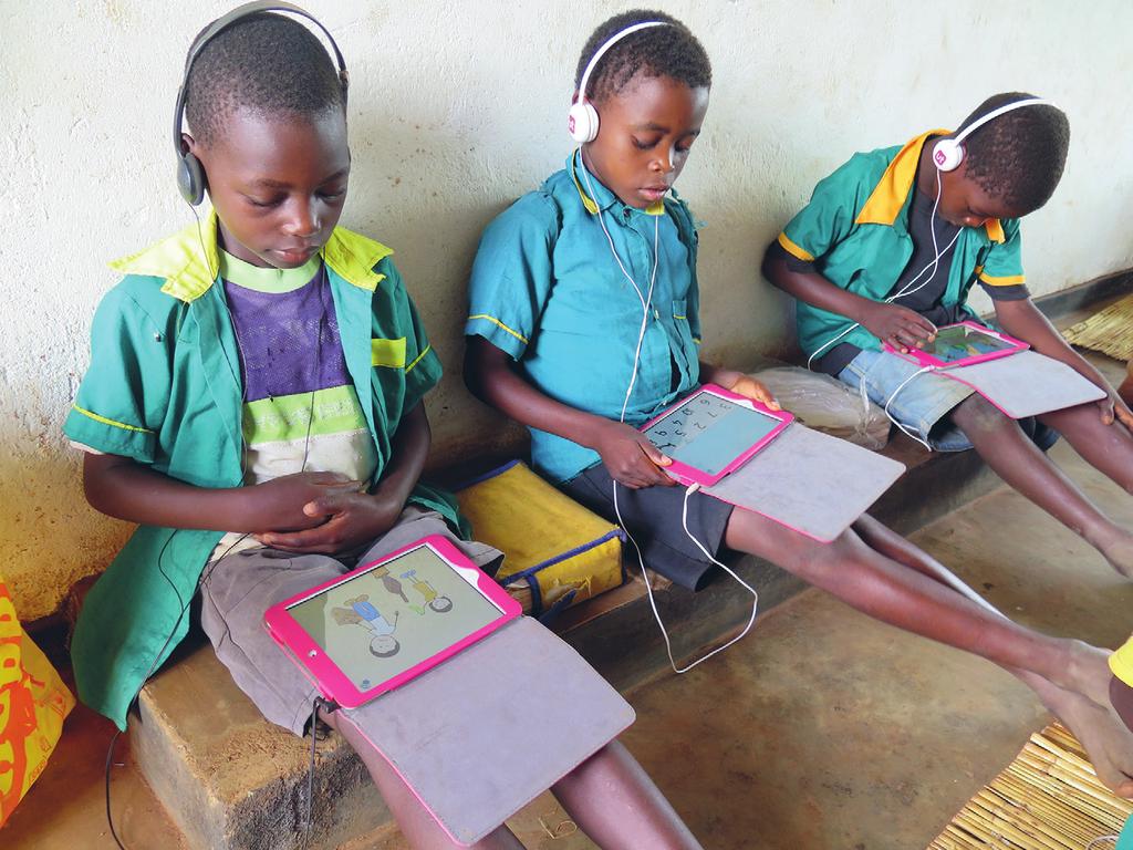 Meld. St. 24 (2016 2017) 13 Figur 5.1 De er intenst opptatt med figurer og tall på lesebrettet, elevene på skolen i Njewa utenfor. Lilongwe i Malawi.
