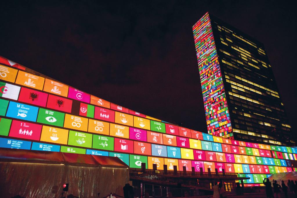 8 Meld. St. 24 (2016 2017) Figur 2.1 Bærekraftsmålene pryder FN-bygningen i New York.