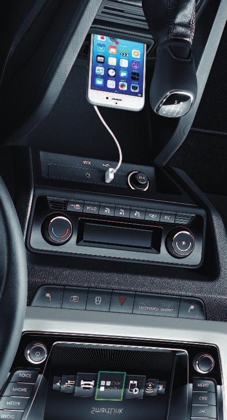 SMARTLINK+ Med SmartLink+-systemet (ŠKODA Connectivity-pakke som støtter MirrorLink, Apple CarPlay** og Android Auto**) kan du trygt bruke telefonen via bilens infotainmentsystem mens du kjører.