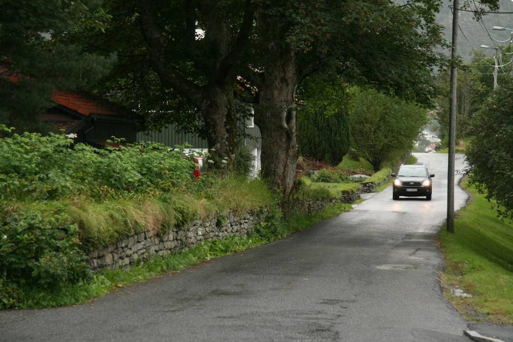 Langs Kirkeveien følger et steingjerde som trolig kan trekkes tilbake i tid.