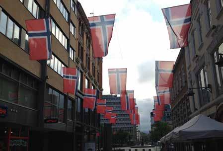 13/23 2014 urban intervensjon Prosjektet Utforsking av Norges flagg inkluderer en urban intervensjon bestående av 74 bannere over spesifikke gater -og tider- i Norge.