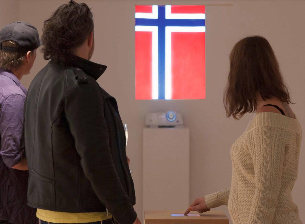 16/23 KUNSTVERK, 2012 > 1. Endre En digital plattform for å utforske i det eksisterende norske flagget ved å bevege på komposisjonen av det.