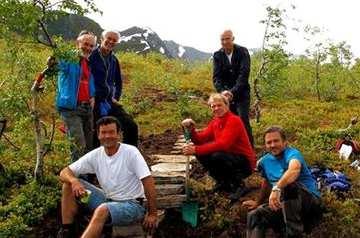 Nye trasear er opparbeidde og fleire steder er det flott tilrettelagt med steinlagde trapper og trinn. Dugnad er i seg sjølv folkehelse. Og det ligg mykje folkehelse i stiane i Balestrand.