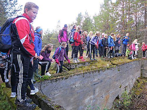 Flere steder er det grunnmurer hvor det har stått ganske store