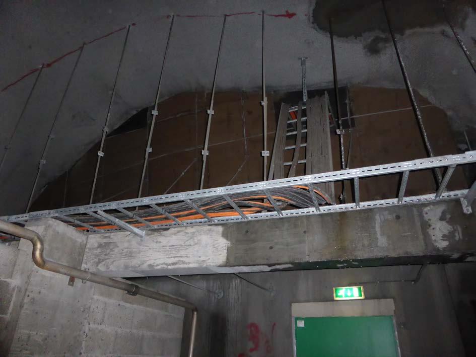 Figur 2: Branncellevegg i nødutgang/tverrslag. Den delen som er over betongelementveggen må rives og bygges på nytt.
