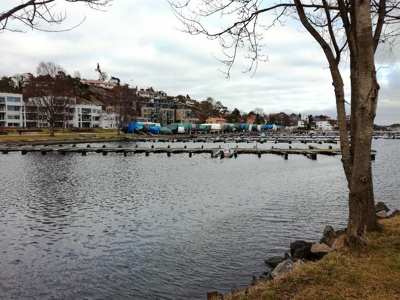 Figur 63: Småbåthavn og ny blokkbebyggelse ved sjøen til venstre. Gang-sykkelsti og eldreboliger i Kirsten Flagstads vei til høyre. Foto: Oddrun Helen Hagen.