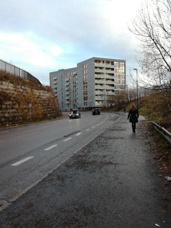 Kristoffer Åmots gate har både fortau, sykkelfelt og to kjørefelt. Et stykke ved Akerselva mangler nordre fortau mot Nydalen. De fleste kryssene er rundkjøringer.