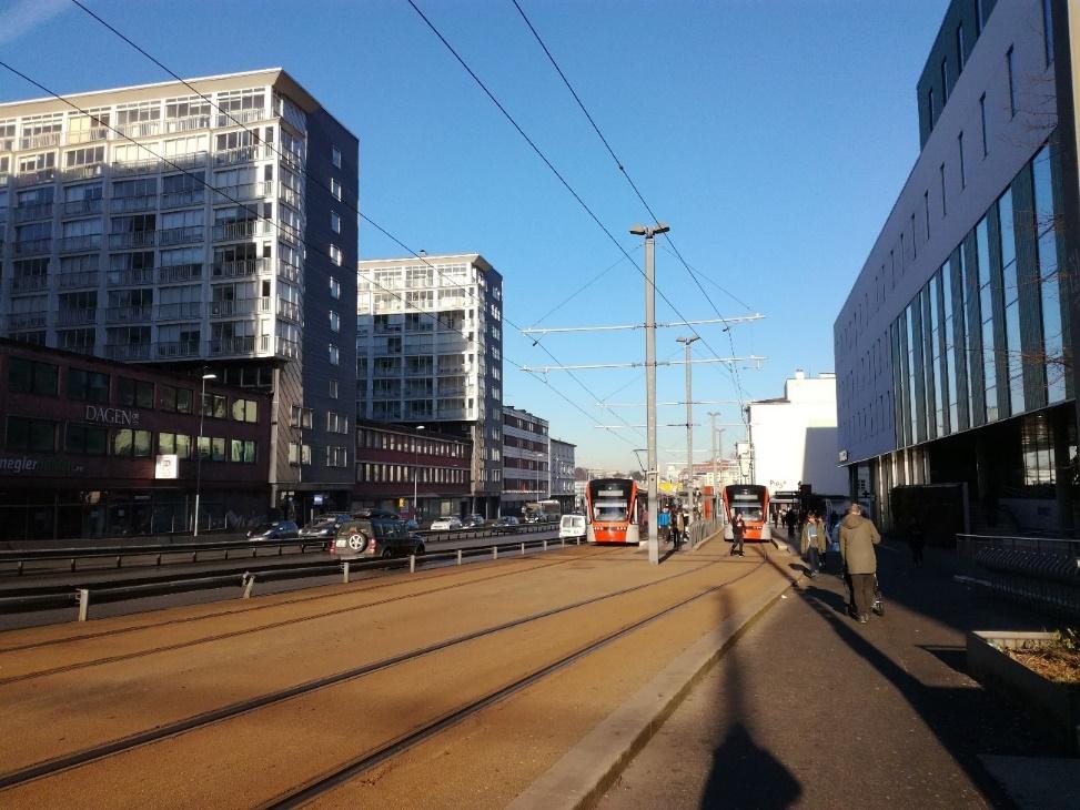 Figur 43: E39 går gjennom området, med 6 kjørefelt. Parallelt går bybanen i egen trasé, med blant annet stoppested på Danmarks plass. Foto: Oddrun Helen Hagen.