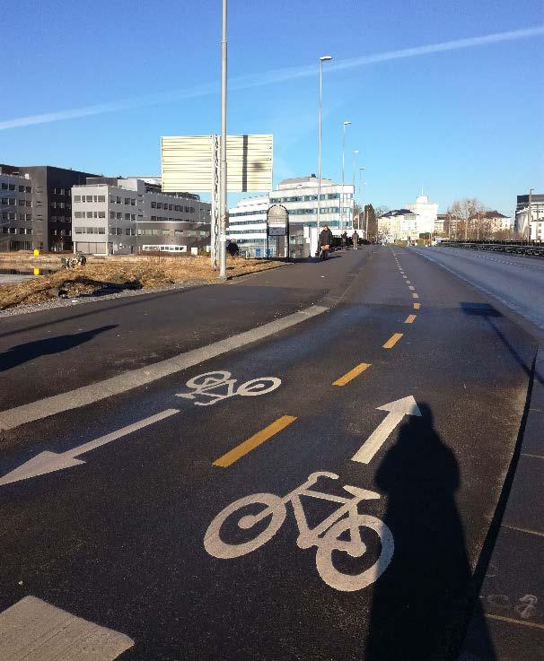 Figur 48: Sykkelvei i retning sentrum, til høyre ved brua over Store Lungegårdsvann og til høyre gjennom en av lokalgatene i område. Foto: Oddrun Helen Hagen.