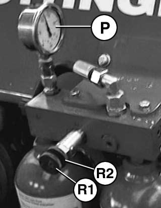 Innstillinger HYDRAULISK SKJÆREVERKSAVLASTIG 6. Steng trykkventilen (P1) helt 10. Kontroller avstanden mellom påbygningsrammen og boringen (7b) (14,5 cm).