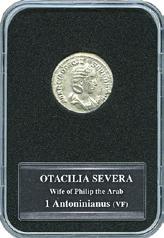 1 Follis i kvalitet VF, bronse 1 Antoninianus i kvalitet VF, sølv Portrett av Tetricus I Gudinnen