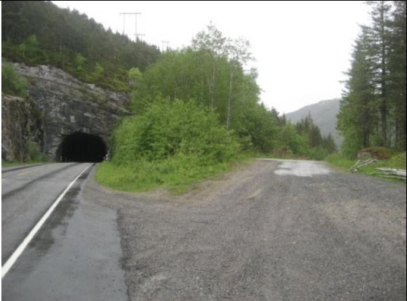 Storheia vindkraftverk - tilleggsutredninger Veien har tilfredsstillende bæreevne. Adkomstvei fra kai og opp til hovedvei må utbedres.