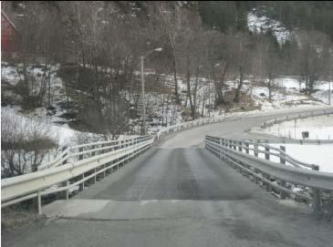 Storheia vindkraftverk - tilleggsutredninger 5.3 Vurderinger av Mælan bru På strekningen fra Monstad til Storheia vindkraftverk går Mælan bru over Stordalselva i Åfjord sentrum (Figur 5.3). Figur 5.