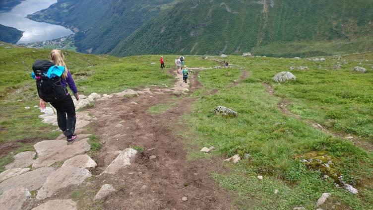 Fylkesmannen skreiv i løyvet frå 2008 at «i framtida» reknar dei med at løpet ikkje blir større enn 1000-1200 deltakarar, men det har auka meir enn til det doble i tal personar på stien denne dagen.