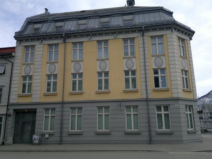 Postgården i Tromsø er bygget av staten med formålet å huse både postkontor og telegrafkontor.