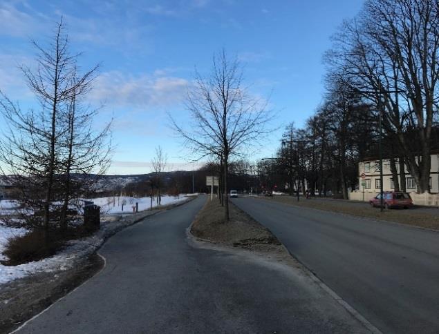 Langs deler av strekningen er det lagt kantstein mellom fortauet og kjørebanen. Dette for å ha et tydelig skille mellom myke trafikanter og kjøretøy.