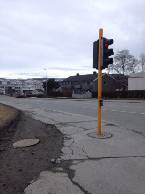 1.1.10 Observasjoner Jarleveien/Lade alle har stort forbedringspotensial med tanke på drift og vedlikehold. Ved befaring ble det blant annet observert dårlig plassering av lysregulering.