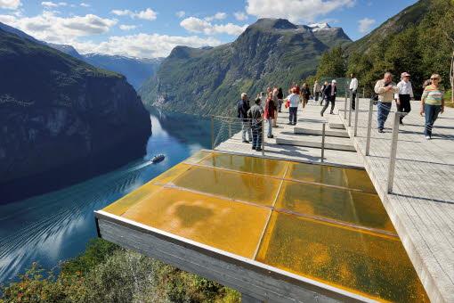 INNLEDNING Kort om Geiranger og Trollstigen og analysen Geirangerfjorden og Trollstigen er blant Norges aller mest besøkte attraksjoner, og reiselivet er den største næringen i bygda Geiranger og de