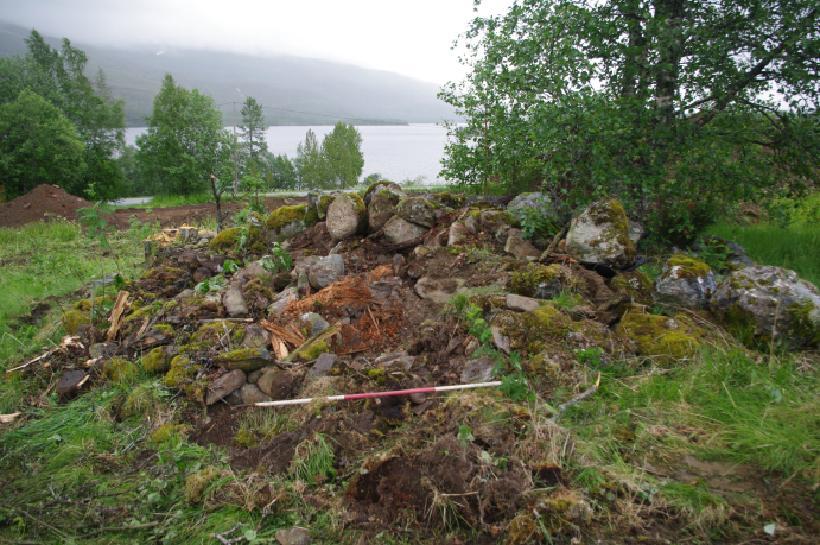 Figur 11. Da57584_019 (venstre): Vestre rydningsrøys etter fjerning av stor stein i toppen. Da57584_020 (høyre): Vestre rydningsrøys etter fjerning av mindre stein under de store steinene.