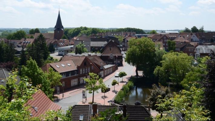 Plön (19.3 km) Når dere kommer til Plön, er det første dere får øye på det flotte slottet: grandiost og hvitt troner den nydelige bygningen over byen.