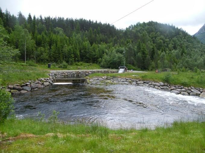 Det er fjell i dagen på tomta, så det er trulig ikkje langt til fjell på resten av tomta.