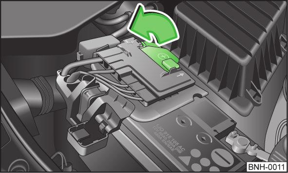 Bilbatteriene skal bare kobles fra når tenningen er slått av, hvis ikke kan det elektriske anlegget (elektroniske komponenter) i bilen bli skadet.