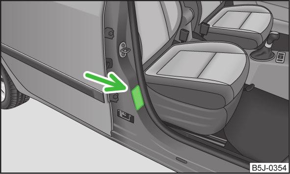 (fortsettelse) Kontroller at sikkerhetsbeltet ligger riktig. Pass også på at beltet ikke kan skades av skarpe kanter.