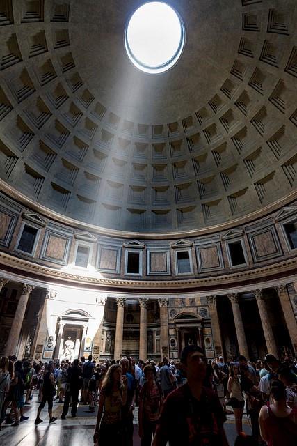 Figur 3-2 Innsiden av Pantheon, Roma Foto: Darren Flinders (med tillatelse) Etter romertidens fall ble kvaliteten på betongen stadig dårligere, og kunnskapen om å brenne kalkstein ble nesten tapt i