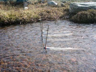 3. Materiale og metoder a) b) Figur 3.3.a) En enkel drivfelle, bestående av (A) stålstang, (B) plast rør med to hull litt i forkant av sentrum, slik at fellen ikke snur seg i strømmen og (C) nett.