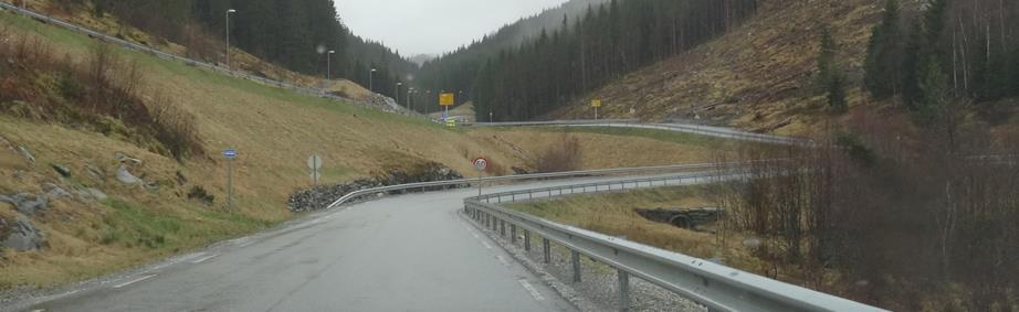 Eksisterande kantstopp langs FV 362 ca 100 m frå fortau sett frå FV 362 mot Stuttåsen. 8.7 STØYTILTAK Det er ikkje planlagt nye bustader i støysone.