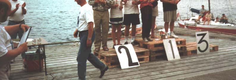 Premiene ble utdelt av leder i Båtlaget Njord/Tysnes, Svein Økland, assistert av æresmedlem Sverre Dalland, som delte ut gavepokalene til medaljevinnerne.