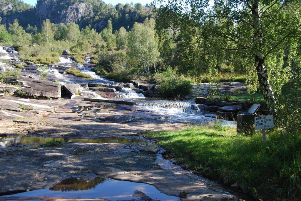 Sør for feltet er det ballbane med lekeplass. Det er en større ballplass/ kvartalslekeplass ved nedlagte barneskolen, som nå benyttes til barnehage.