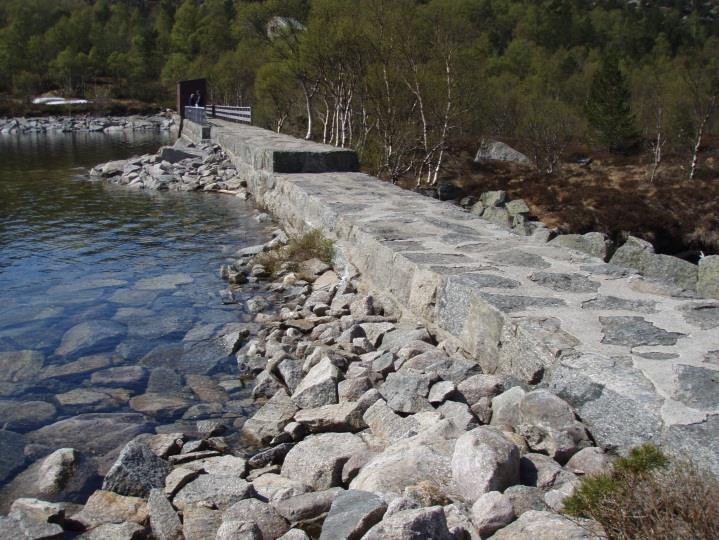 vannveien b.la. bro over dam Liarvatn.