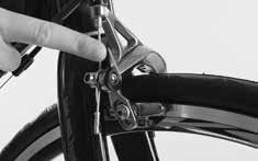 DEMONTERE HJULET På racersykkel-felgbremser åpner du hurtgkoblngsspaken på bremsen (Shmano og SRAM) eller forskyver stften gr-/bremsespakenheten på styret (Campagnolo).