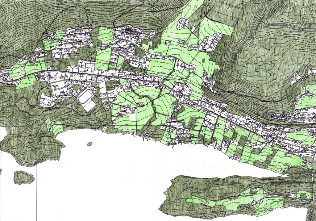 Ein samanlikning av skissa til høgre med kartet under, viser at sjølv om det somme plassar er endra noko frå 2003, står kulturlandskapet framleis sterkt i bygda i dag.