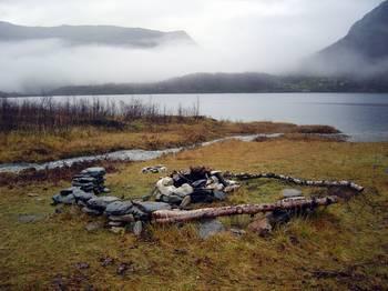 Det var båt i Stordalvatnet og tilrettelagt rasteplass langs innsjøens vestside (figur 17). Området synes en del brukt lokalt til flere ulike formål.